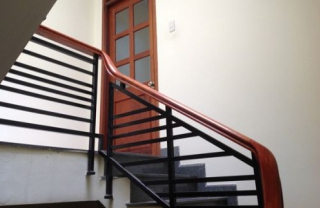 Cầu thang sắt vuông đặc tay vịn gỗ X8